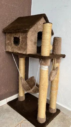 Casinha para gatos com arranhador