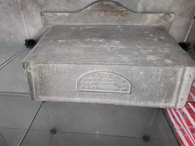Porta cartas antigo em metal fundido 