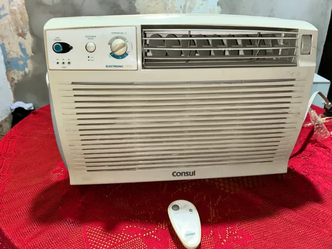 Ar-condicionado de janela Consul Electronic 7500 BTUs.