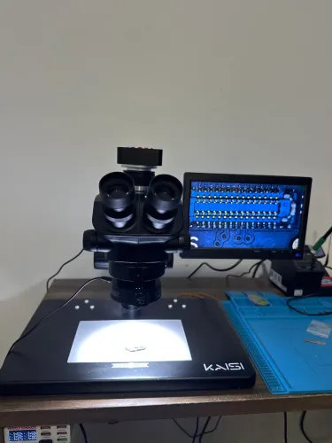 Microscópio trinocular