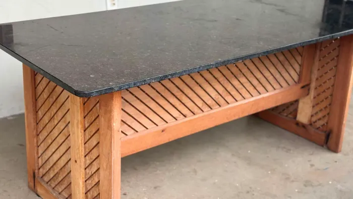 Mesa de jantar de mármore e madeira maciça