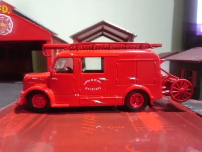 MINI FOURGON D INCENDIE NORMALIZÉ 1946 - LAFFLY FRANÇA - ESCALA 1/50 - FABRICANTE DELPRADO