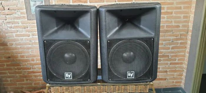 Vendo par caixas Electro-Voice SX300 originais, um dos modelos mais consagrados do áudio