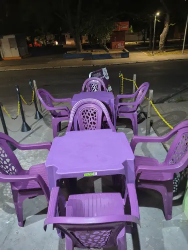 Vendo 2 conjunto de 2 mesa e 8 cadeira roxa plástico  