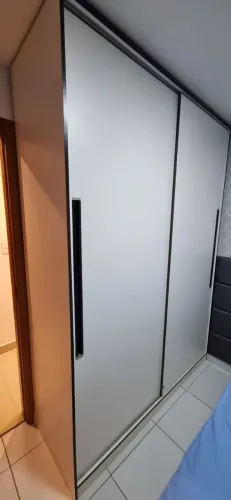 Vendo excelente guarda-roupa em MDF, espaçoso, funcional, perfeito para o dia a dia 