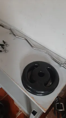 Barra w maciça com presilhas +par de anilhas 5kg emborrachada 