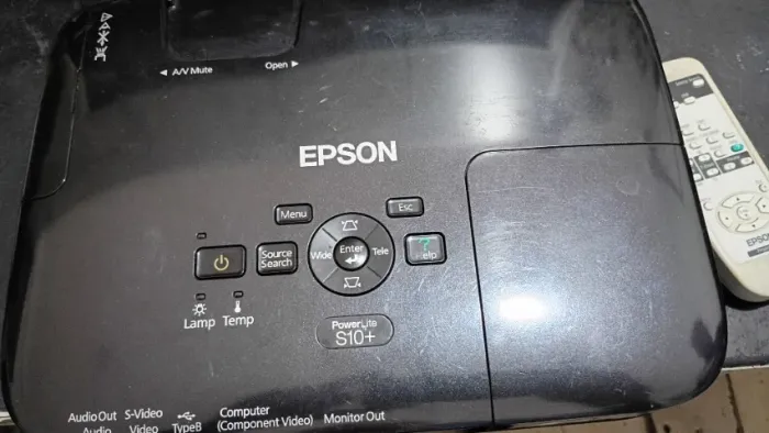 Projetor Epson PowerLite S10+ Usado | Ótimo Estado + Controle Original