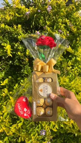 Rosa eterna + Ferrero Rocher + chaveiro de coração 