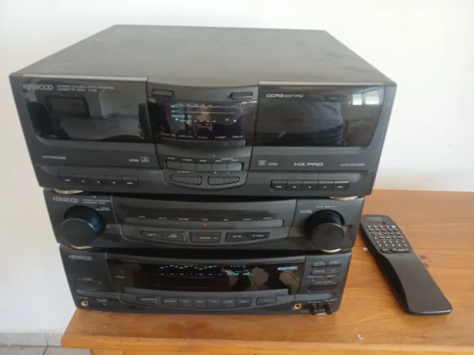 Aparelho de som Kenwood japonês. 