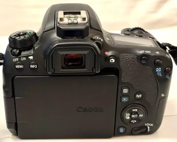 Câmera Canon EOS 77D DSLR (apenas corpo) - apenas 2.487 cliques - impecável