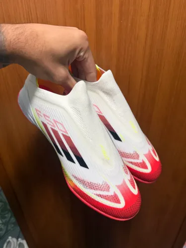 Chuteira Society Adidas F50+ TF Branco, Vermelho e Amarelo