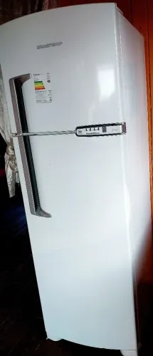Vende-se Geladeira Brastemp com defeito.