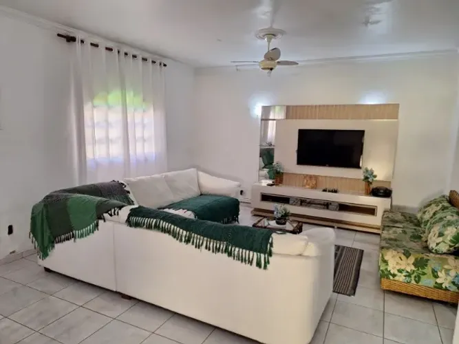 Alugo casa terrea, com 5 dormitórios -Jardim Virginia -Enseada