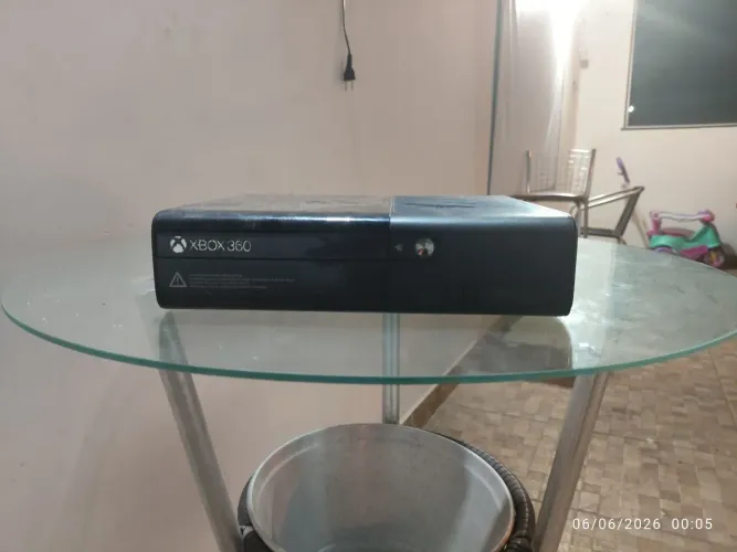 Xbox 360 com cabos dois controles e kinect