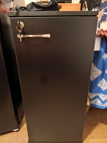 Armário baixo de escritório 1 porta MDF preto.
