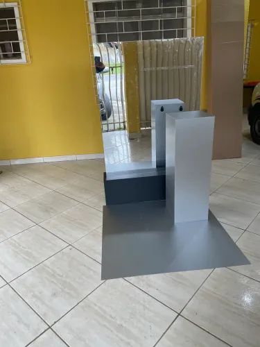 Balcão Expositor para Loja + Painel Espelhado + Base