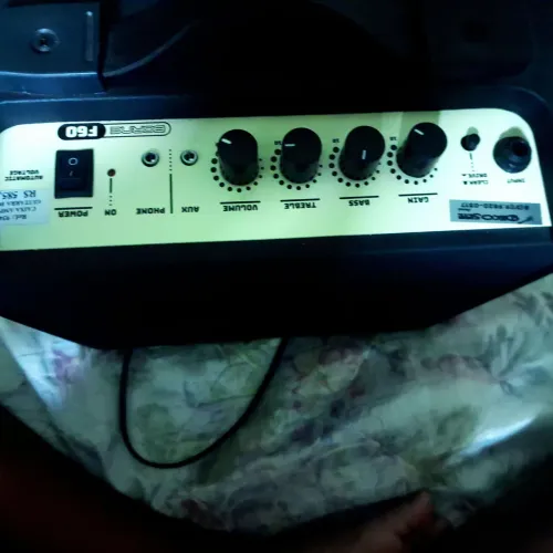 Amplificador de guitarra usado somente uma vez