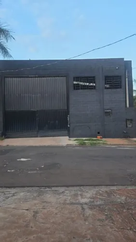 Barracao amplo, pé direito alto, ótima iluminação, entrada para caminhão
