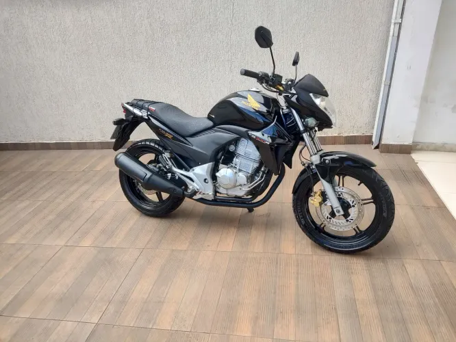 Cb300r muito conservada
