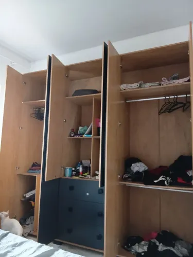 Vende-se um Guarda-roupa.