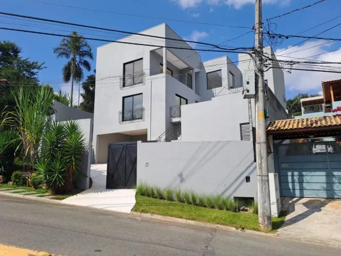 Casa em condomínio com 3 quartos à venda na Granja Viana com 298m² e 3 vagas de carro ao l