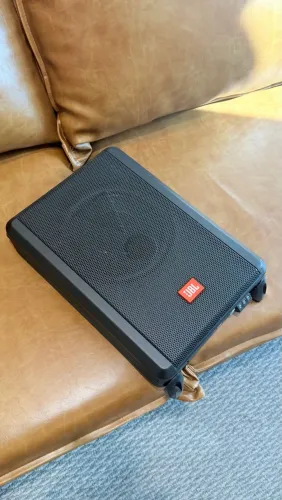 JBL Subwoofer Compacto para Carro