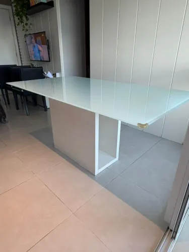 Mesa com tampo de vidro 165 x 90.