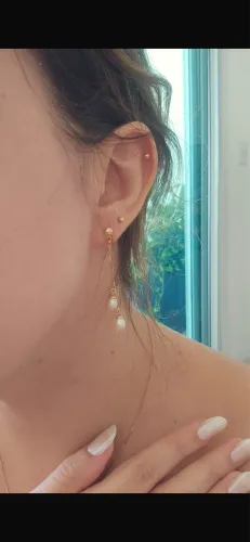 Brinco com pérolas penduradas ouro 18k