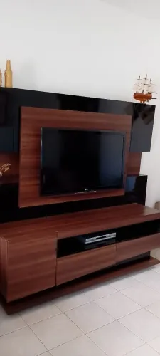 Vendo rack com painel para sala em bom estado de conservação medindo 1,84m x 2,10.