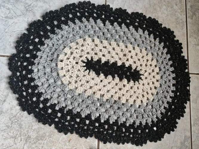 Tapete crochê oval cinza,cru preto