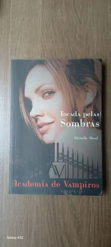 Tocada pelas sombras - Academia de Vampiros