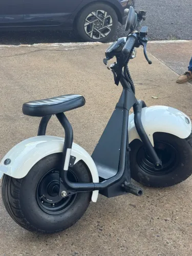 Mini scooter branca 1500w com painel digital e Bluetooth