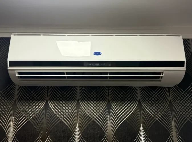 Ar condicionado, cadeira e frigobar