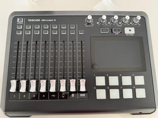 Mesa Tascam Mixcast 4