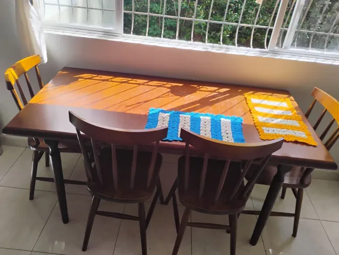 Vendo conjunto de mesa e 4 cadeiras em madeira