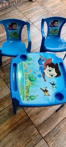 Mesinha de criança com 2 cadeirinhas