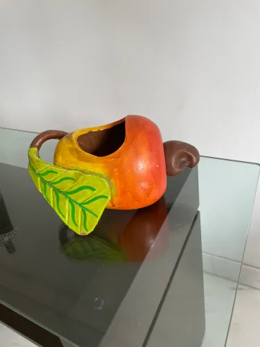 Um cajú de cerâmica para decoração