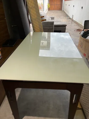 Mesa madeira com tampo de vidro branco