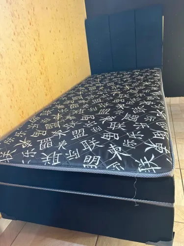 Cama junto com a cabeceira