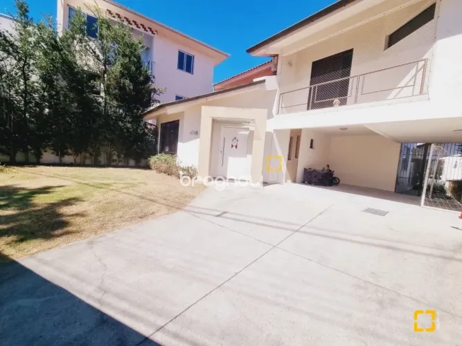 Vendo casa com 2 pavimentos, 3 dormitórios (1 suíte) no bairro Estreito em Florianópolis.