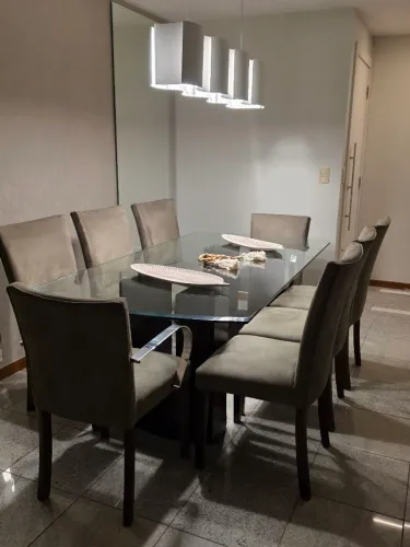 Vendo mesa sala de jantar com tampo de vidro e 8 cadeiras