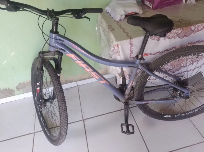 Bicicleta semi nova apenas suja minha mãe comprou pra usar e não uso direito