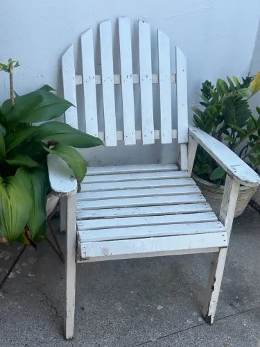 Cadeira de jardim de madeira branca estilo Adirondack