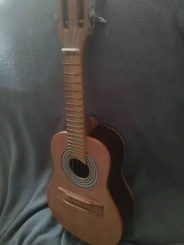 Cavaquinho conservado, cordas boas e som limpo. Conservado e regulado com todas as peças
