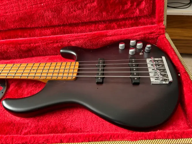 Baixo Fusion 5 cordas