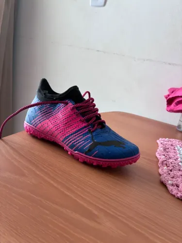 Chuteira Puma Rosa e azul TAM 35