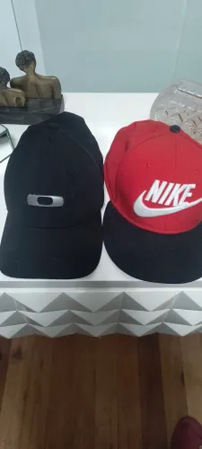 Dois bonés originais da Oakley e da Nike