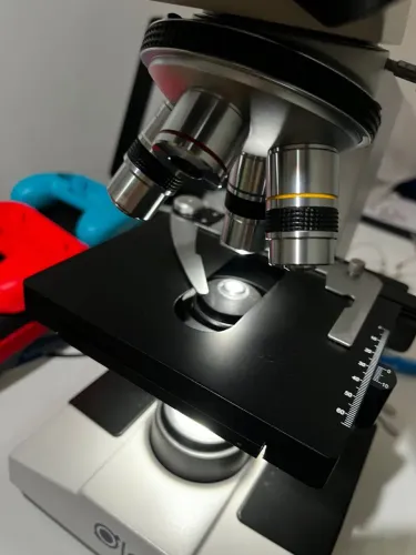Microscópio OLEN - para análises clínicas 
