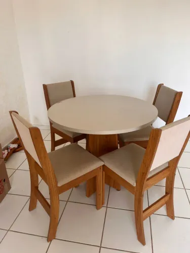 Mesa de jantar com 4 cadeiras
