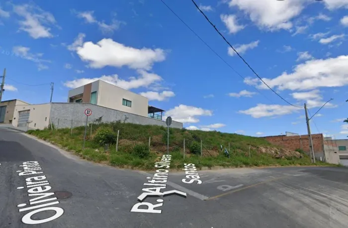 Área com 3 lotes juntos em Santa Luzia - 809 m2 - Bairro Liberdade - Direto com o dono.